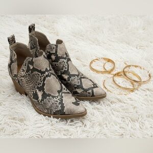 UNIVERSAL THREAD CARI GRAY SNAKE PRINT CUT OUT ANKLE BOOTIES BOOTS WOMENS SZ 7